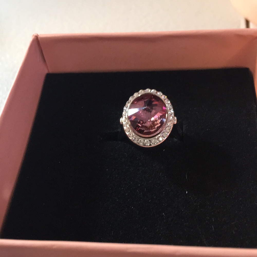 Stunning Oval  BURG/ Ring